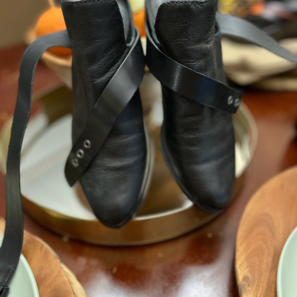 A7EIJE Black Leather Shooties